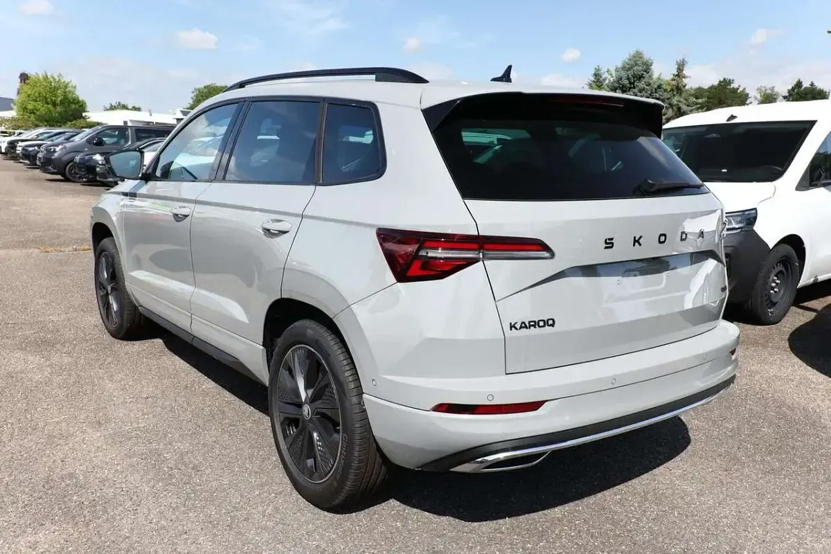 Neu Skoda Karoq SportLine 150 PS (110 kW) 2025 Stahlgrau SUV