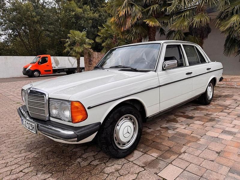 Weiß Gebraucht 1982 Mercedes 200 Limousine | 12.900 € - Bild 1/4
