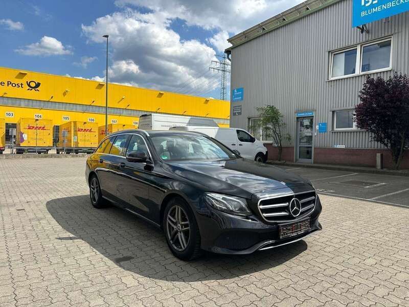 Schwarz Gebraucht 2019 Mercedes E300 Avantgarde Kombi | 18.900 € (Guter Preis) - Bild 1/4