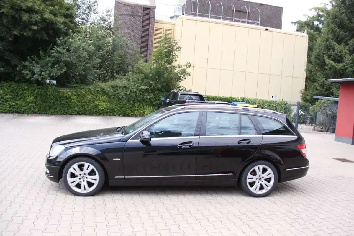 Gebraucht Mercedes C250 204 PS (150 kW) 2011 Obsidianschwarz Kombi