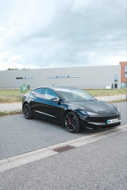 Schwarz Gebraucht 2024 Tesla Model 3 Performance Limousine | 49.200 € - Bild 1/4