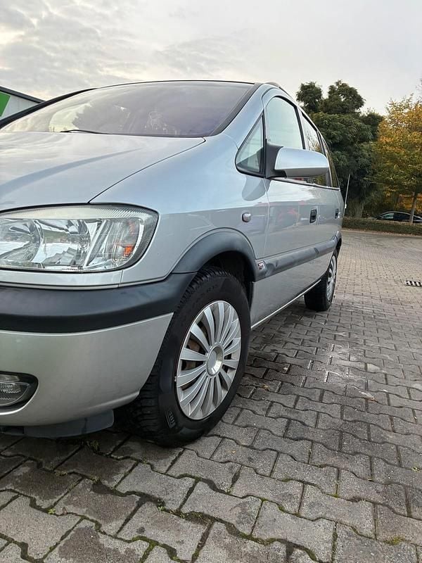 Silber Gebraucht 2003 Opel Zafira Limousine | 2.000 € (Fairer Preis) - Bild 1/4