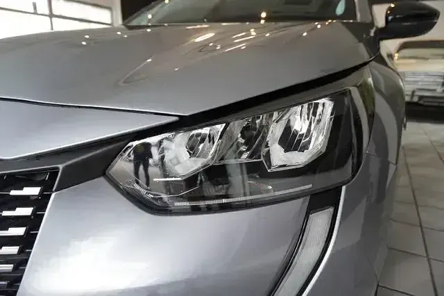Gebraucht Peugeot 208 Allure 101 PS (74 kW) 2023 Silber Kleinwagen