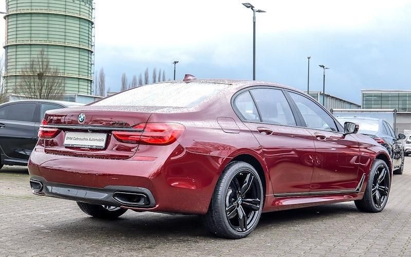 Gebraucht BMW 750 M Sport 400 PS (294 kW) 2018 Rot Limousine
