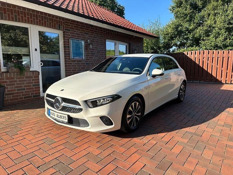 Weiß Gebraucht 2022 Mercedes A180 Limousine | 22.500 € (Guter Preis) - Bild 1/4