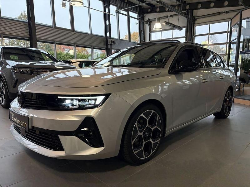 Kristall silber metallic Gebraucht 2024 Opel Astra Ultimate Kombi | 26.395 € (Fairer Preis) - Bild 1/4