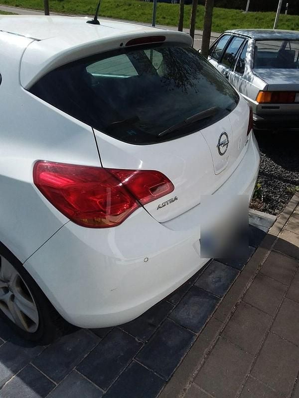 Usado Opel Astra Edition 110 HP (80 kW) 2010 Branco Sedan