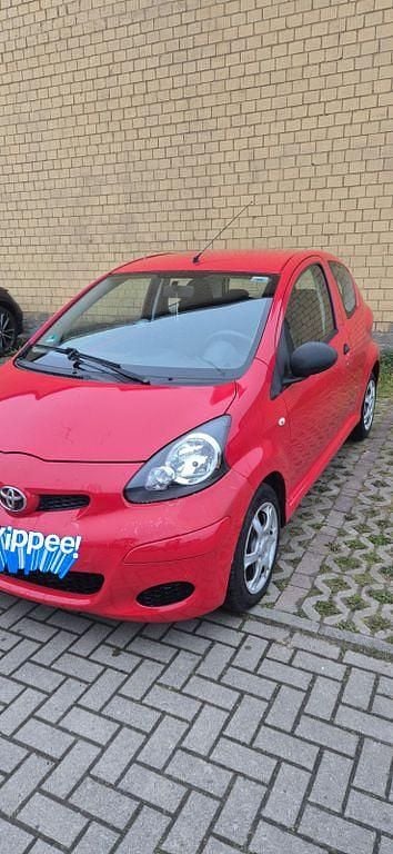 Używany Toyota Aygo 68 KM (50 kW) 2009 Czerwony Hatchback