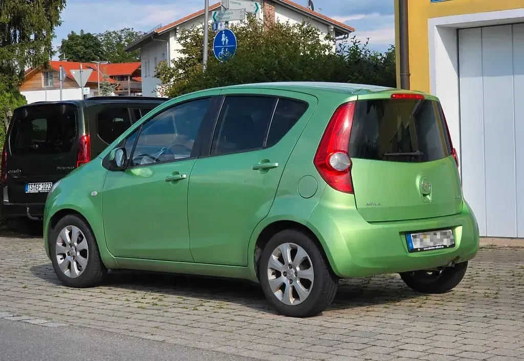 Gebraucht Opel Agila 65 PS (47 kW) 2009 Grün Kleinwagen