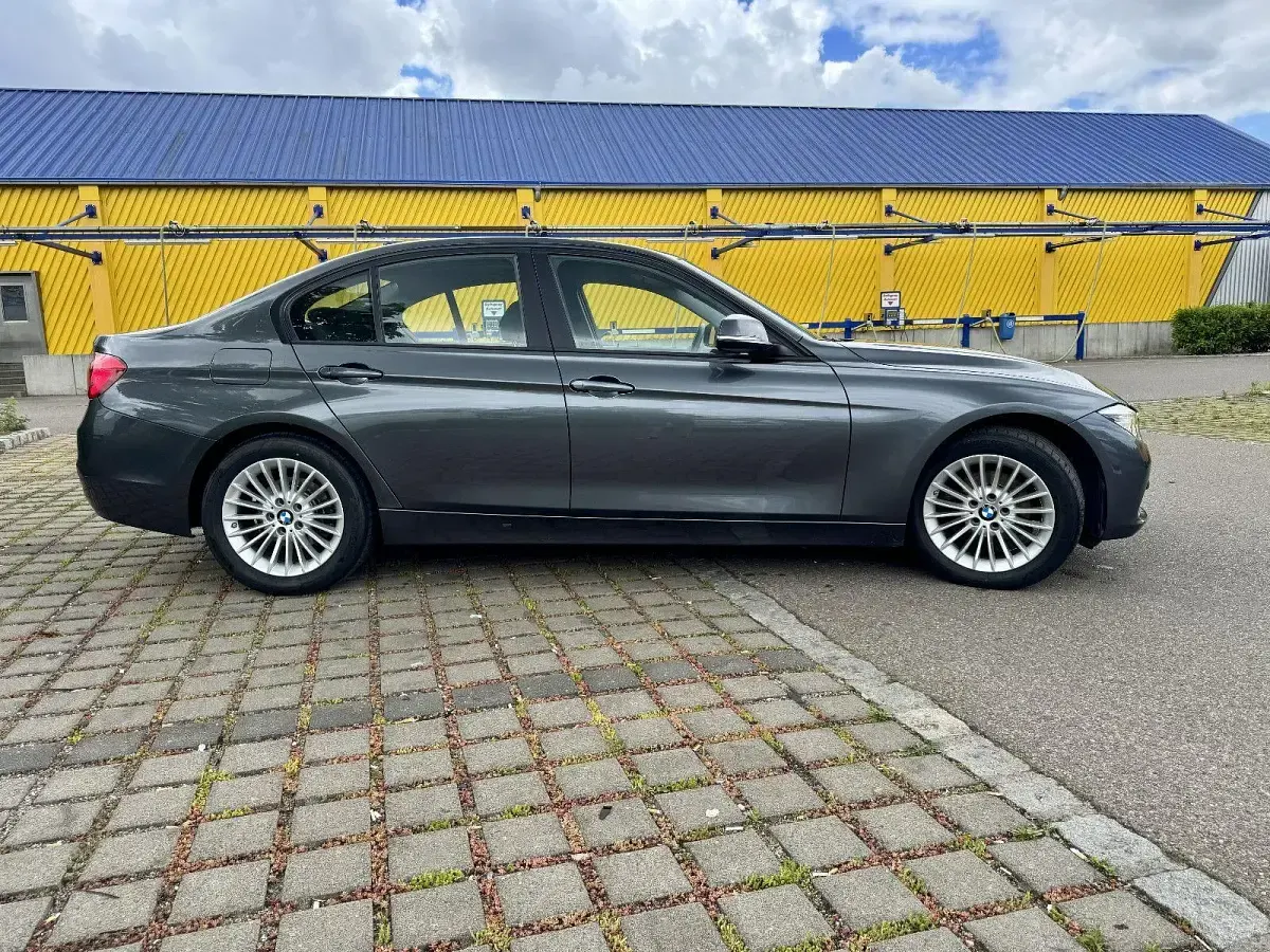 Gebraucht BMW 320 Advantage 184 PS (135 kW) 2016 Grau Limousine