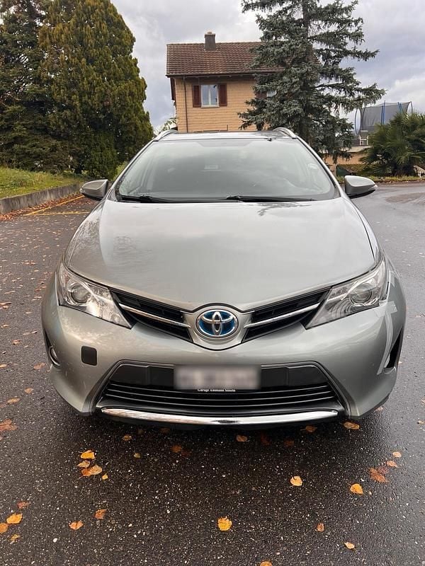 Grau Gebraucht 2015 Toyota Auris Hybrid Sport Kombi | 5.800 € (Etwas zu teuer) - Bild 1/4