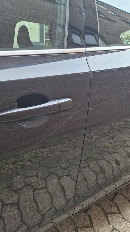 Usata Volvo V40 150 CV (110 kW) 2012 Nero Utilitaria