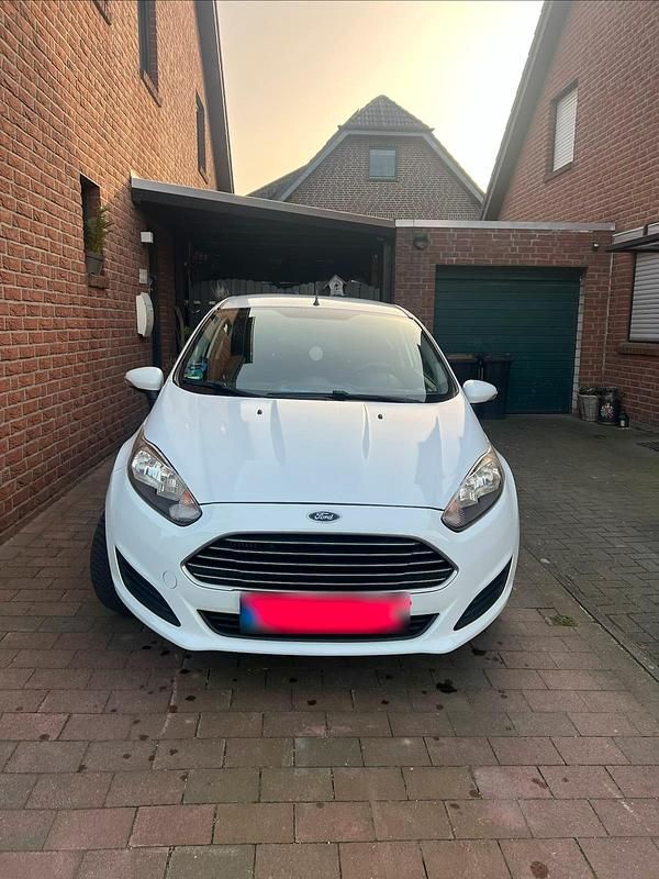 Gebraucht Ford Fiesta 101 PS (74 kW) 2013 Weiß Kleinwagen