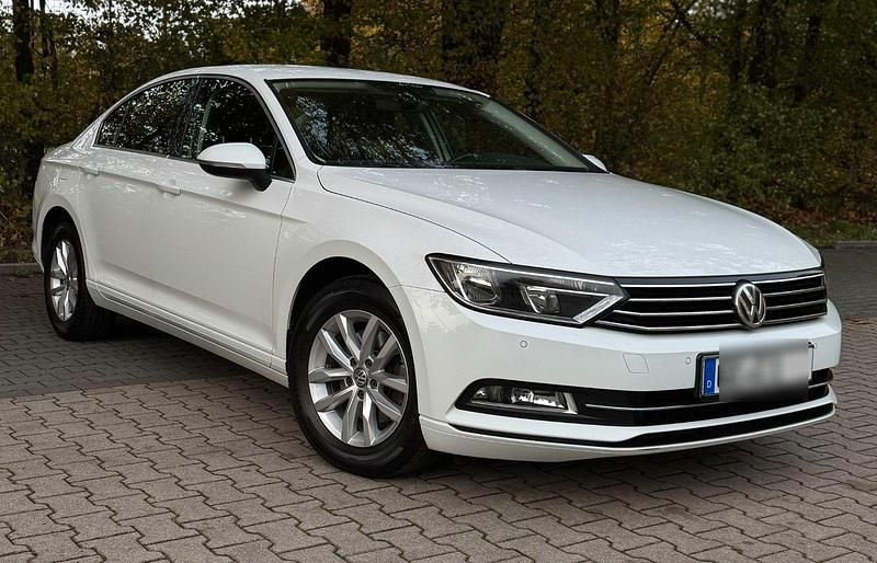 Weiß Gebraucht 2015 VW Passat Comfortline Limousine | 14.800 € (Guter Preis) - Bild 1/4