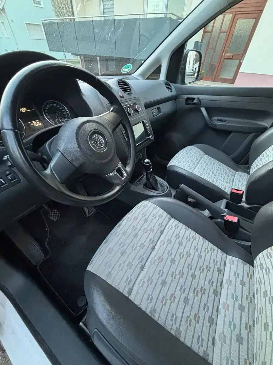 Używany VW Caddy 105 KM (77 kW) 2013 Biały Minivan