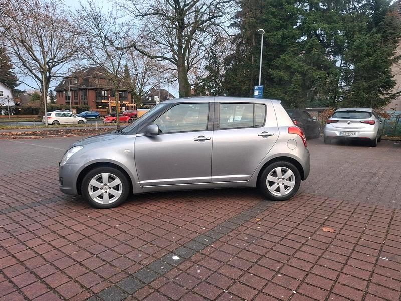 Grau Gebraucht 2010 Suzuki Swift Kleinwagen | 5.600 € (Fairer Preis) - Bild 1/4