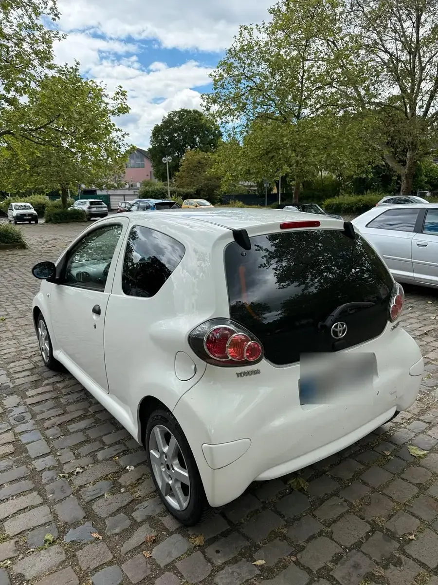 Gebraucht Toyota Aygo 69 PS (50 kW) 2014 Weiß Kleinwagen