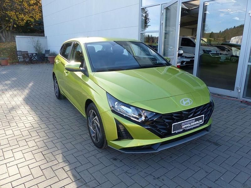 Neu Hyundai i20 Trend 101 PS (74 kW) 2025 Grün Limousine