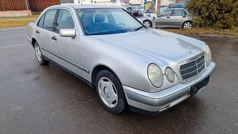Gebraucht Mercedes E220 Classic 102 PS (75 kW) 1998 Silber Limousine