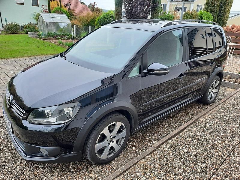 Schwarz Gebraucht 2012 VW Touran Cross Van / Kleinbus | 9.950 € (Fairer Preis) - Bild 1/4