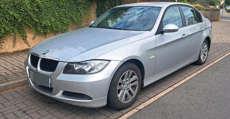 Grau Gebraucht 2006 BMW 320 Limousine | 7.900 € (Teuer) - Bild 1/4