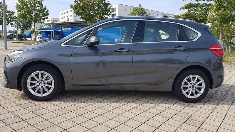 Gebraucht BMW 218 Advantage 150 PS (110 kW) 2018 Mineralgrau Van / Kleinbus
