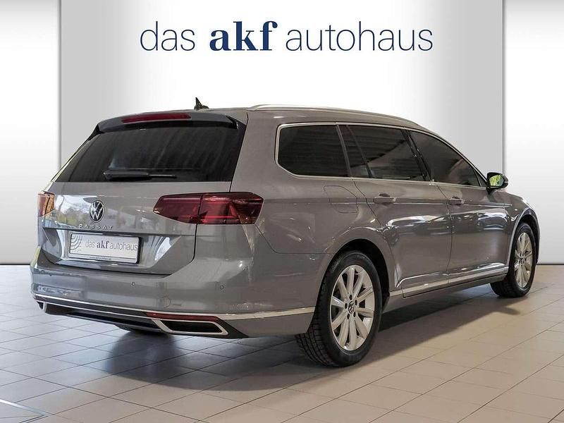 Gebraucht VW Passat Elegance 150 PS (110 kW) 2024 Mondsteingrau Kombi