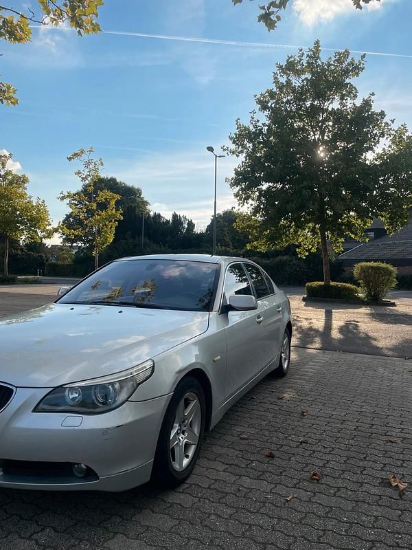 Grau Gebraucht 2004 BMW 520 Limousine | 2.400 € (Superpreis) - Bild 1/4
