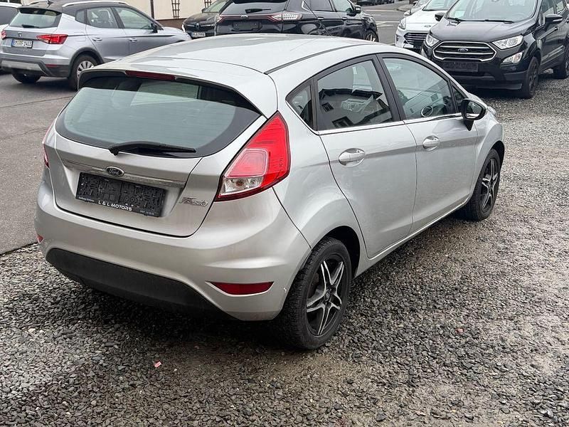 Gebraucht Ford Fiesta Titanium 75 PS (55 kW) 2014 Silber Kleinwagen