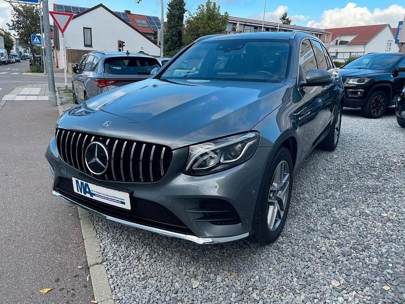 Grau Gebraucht 2019 Mercedes GLC250 AMG line SUV | 28.900 € (Fairer Preis) - Bild 1/4