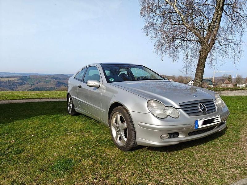 Gebraucht Mercedes C220 143 PS (105 kW) 2004 Silber Coupé
