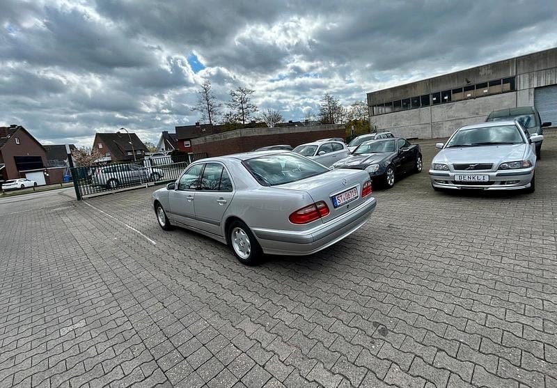 Gebraucht Mercedes E240 Classic 170 PS (125 kW) 2000 Silber Limousine