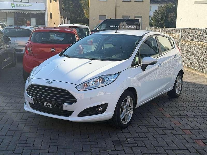 Weiß Gebraucht 2015 Ford Fiesta Kleinwagen | 6.490 € (Fairer Preis) - Bild 1/3