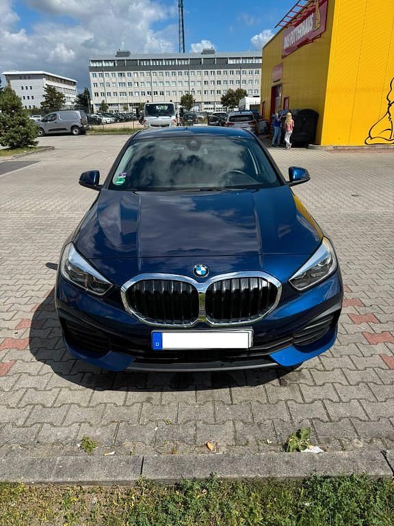 Blau Gebraucht 2020 BMW 118 Advantage Kleinwagen | 19.500 € (Fairer Preis) - Bild 1/4