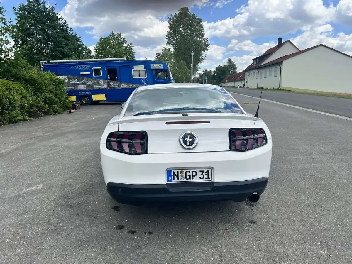 Gebraucht Ford Mustang 213 PS (156 kW) 2010 Weiß Coupé