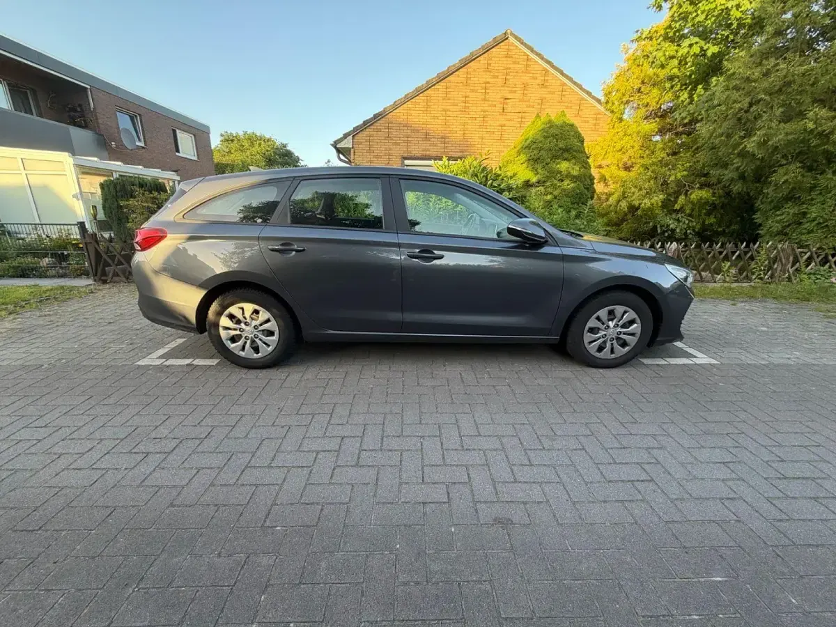 Gebraucht Hyundai i30 Select 99 PS (72 kW) 2018 Grau Limousine