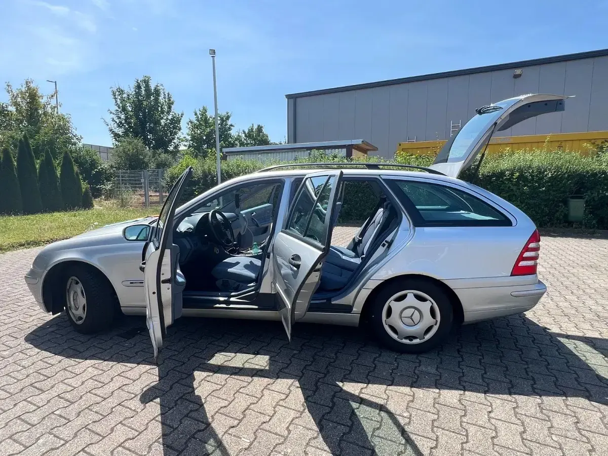 Gebraucht Mercedes 220 122 PS (89 kW) 2003 Grau Kombi