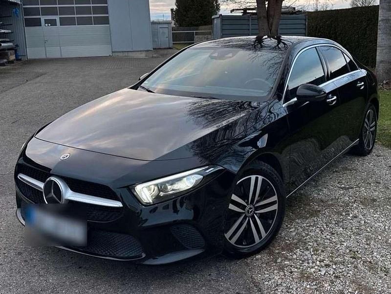 Schwarz Gebraucht 2020 Mercedes A200 AMG line Limousine | 17.800 € (Superpreis) - Bild 1/4