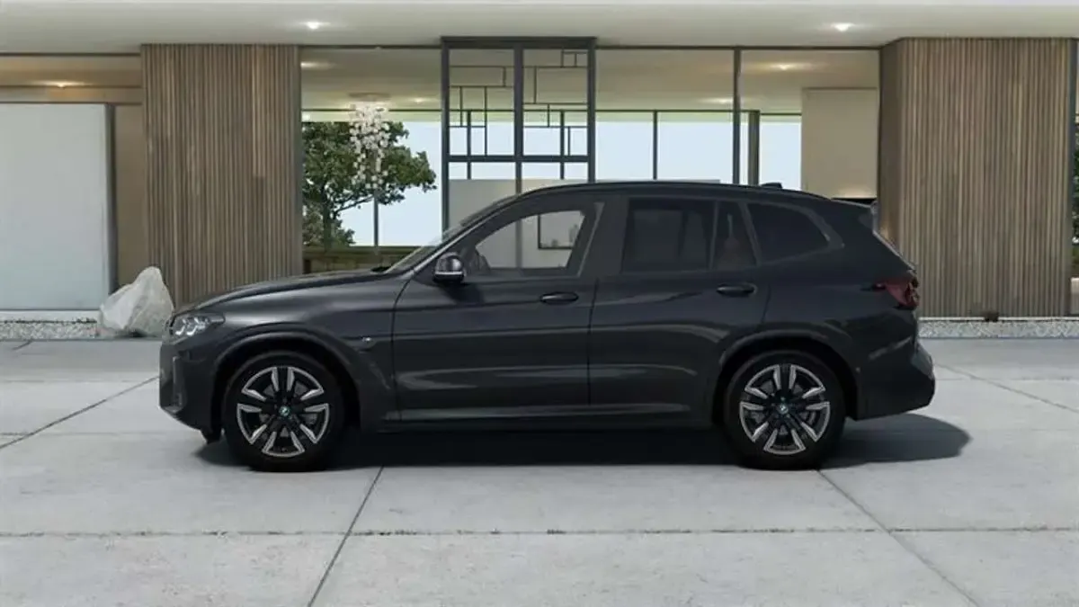 Gebraucht BMW iX3 Shadowline 210 kW (286 PS) 2023 Sophistograu brillanteffekt metallic SUV