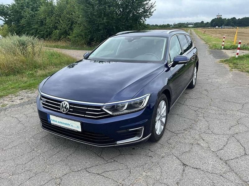 Gebraucht VW Passat GTE 156 PS (114 kW) 2018 Atlantic blue metallic Kombi