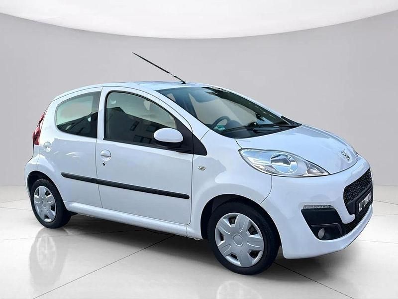 Gebraucht Peugeot 107 Active 68 PS (50 kW) 2013 Weiss 068/deckende lackierung Kleinwagen