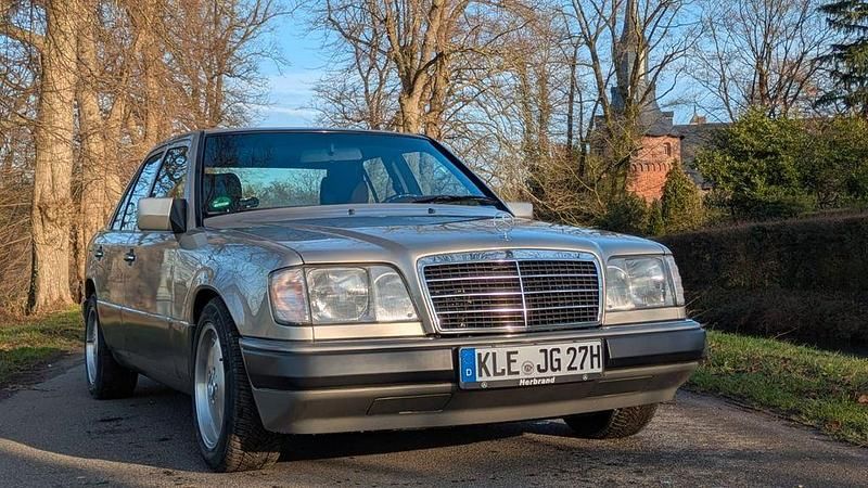Gebraucht Mercedes E220 AMG 150 PS (110 kW) 1992 Silber Limousine