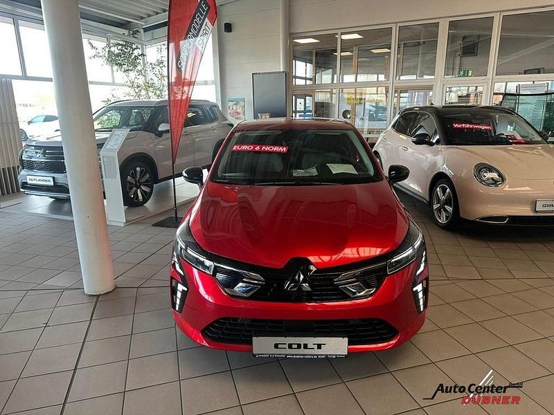 Neu Mitsubishi Colt Plus 91 PS (66 kW) 2025 M) (rot Limousine