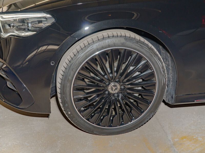 Gebraucht Mercedes E220 AMG 197 PS (144 kW) 2025 Schwarz metalliclack obsidianschwarz Limousine