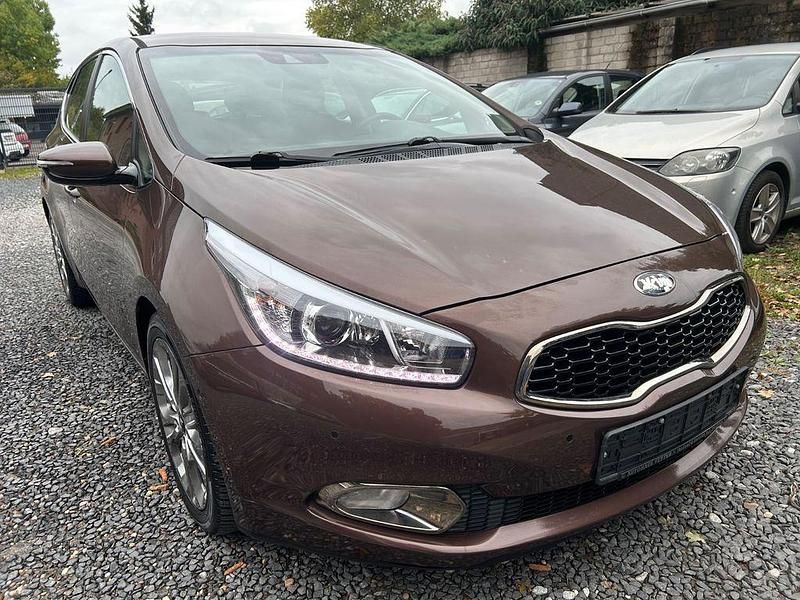 Gebraucht Kia Ceed Spirit 135 PS (99 kW) 2012 Matrix brown Kleinwagen