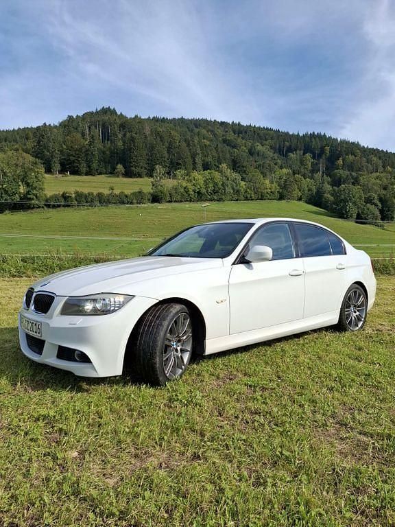 Weiß Gebraucht 2011 BMW 320 Sport Line Limousine | 9.399 € (Teuer) - Bild 1/4