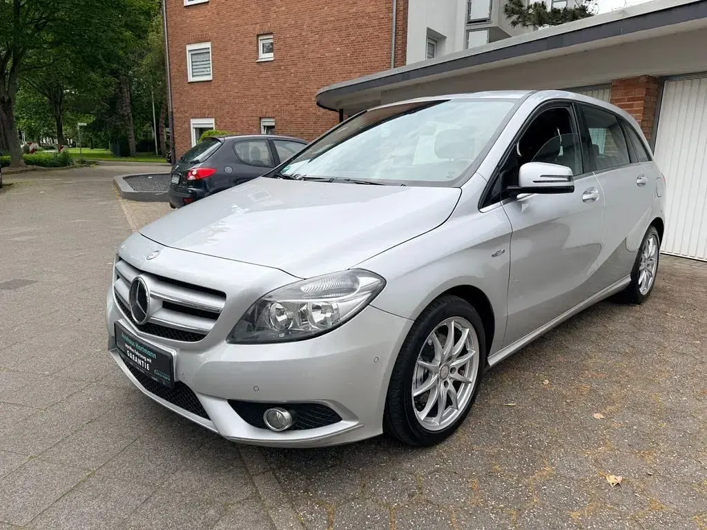 Gebraucht Mercedes B180 109 PS (80 kW) 2012 Silber Kleinwagen