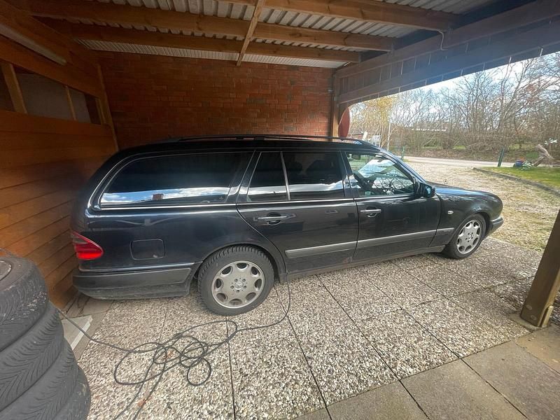 Gebraucht Mercedes E430 274 PS (201 kW) 1999 Schwarz Limousine
