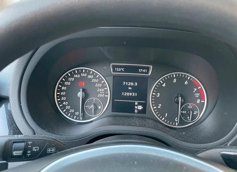 Gebraucht Mercedes B200 156 PS (114 kW) 2012 Silber Van / Kleinbus