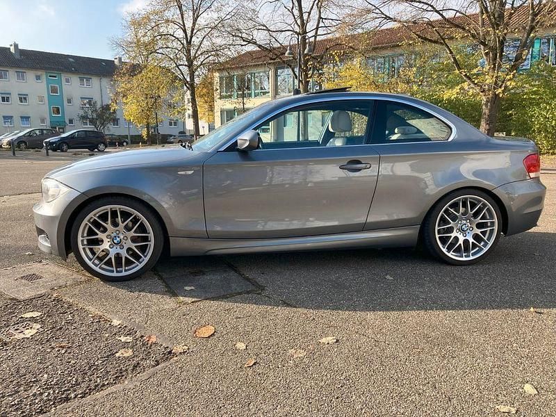 Grau Gebraucht 2011 BMW 125 M Sport Kleinwagen | 22.999 € - Bild 1/4